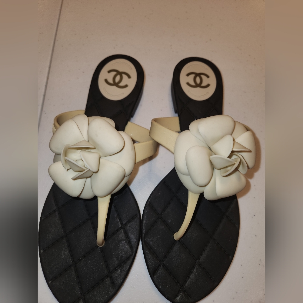 CHANEL  CAMELLIA BLACK/BEIGE RUBBER QUILTED SOLE THONG FLAT SANDALS 37